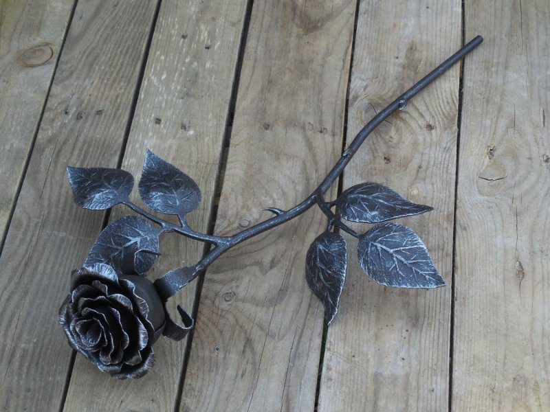 Ковка розы из металла