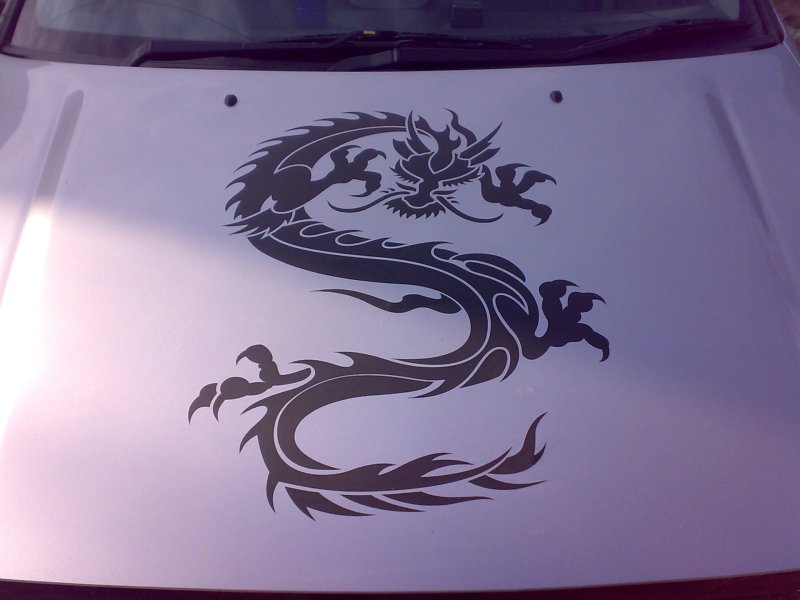 Наклейки на капот автомобиля