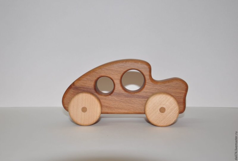 Игрушечная деревянная машинка