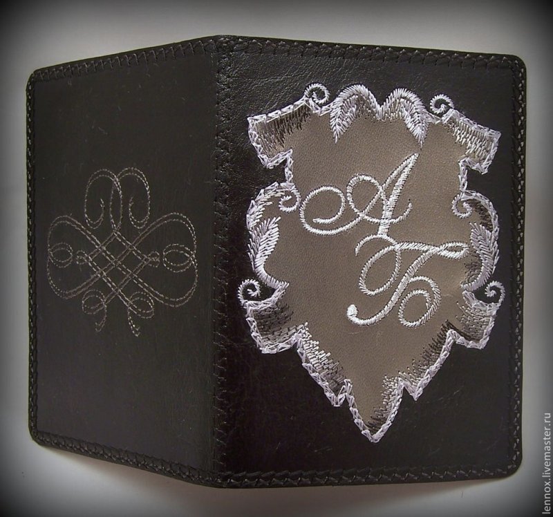 Гравировка инициалов на коже