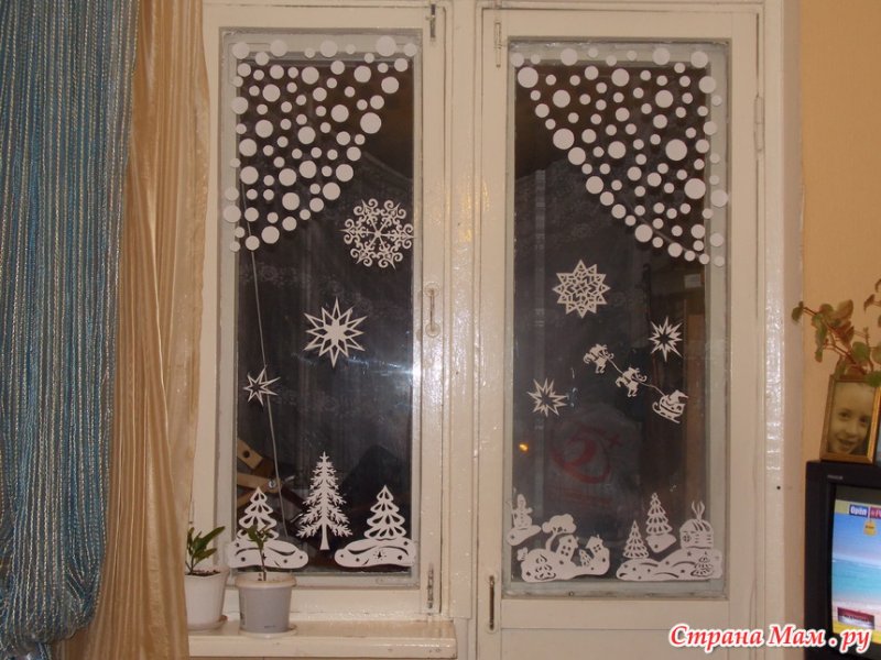 Шторки из снежинок на окне
