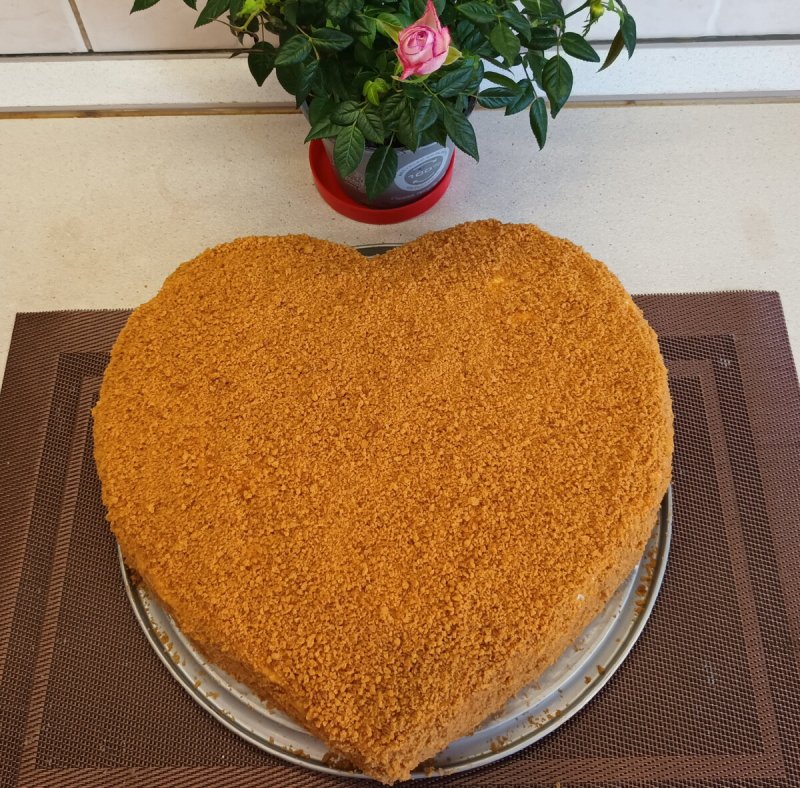 Торт в форме сердца из круглого бисквита