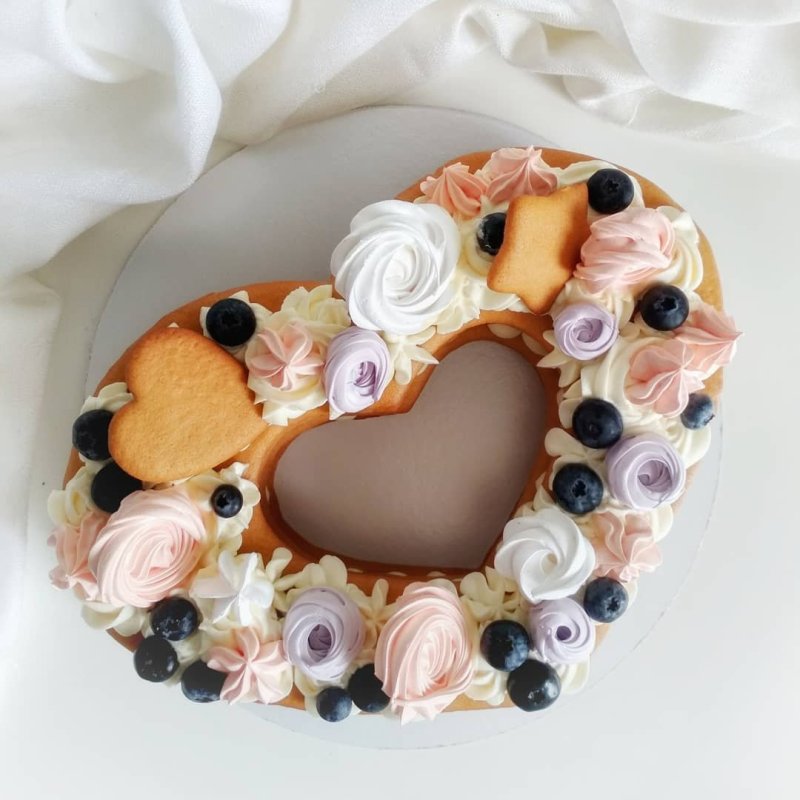 Торт в виде сердца из медовых коржей