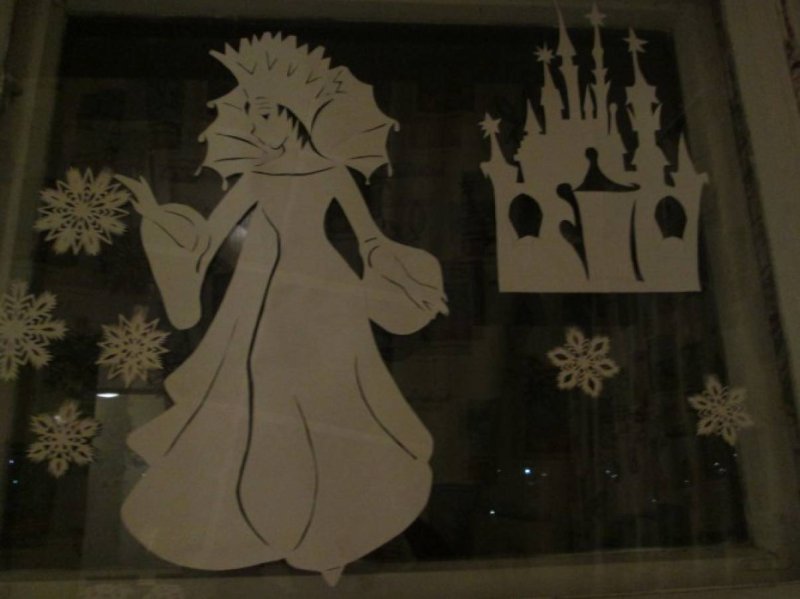 Новогодние вырезанки на окна Снежная Королева