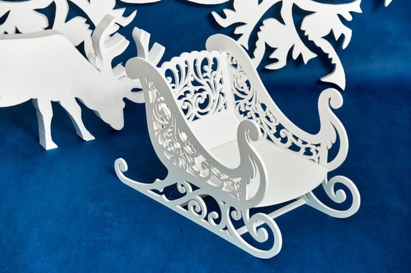 Олень резной с санями