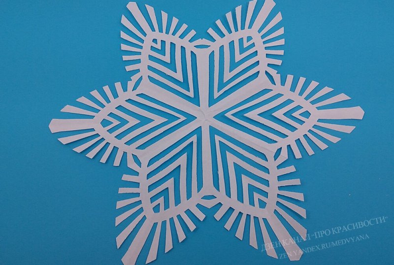 Тонкие изящные снежинки