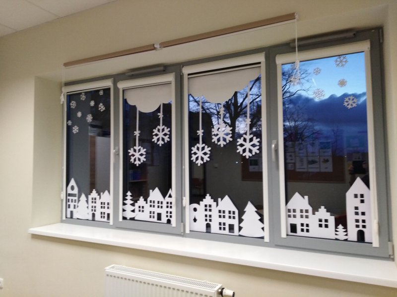 Новогодние окна украшенные