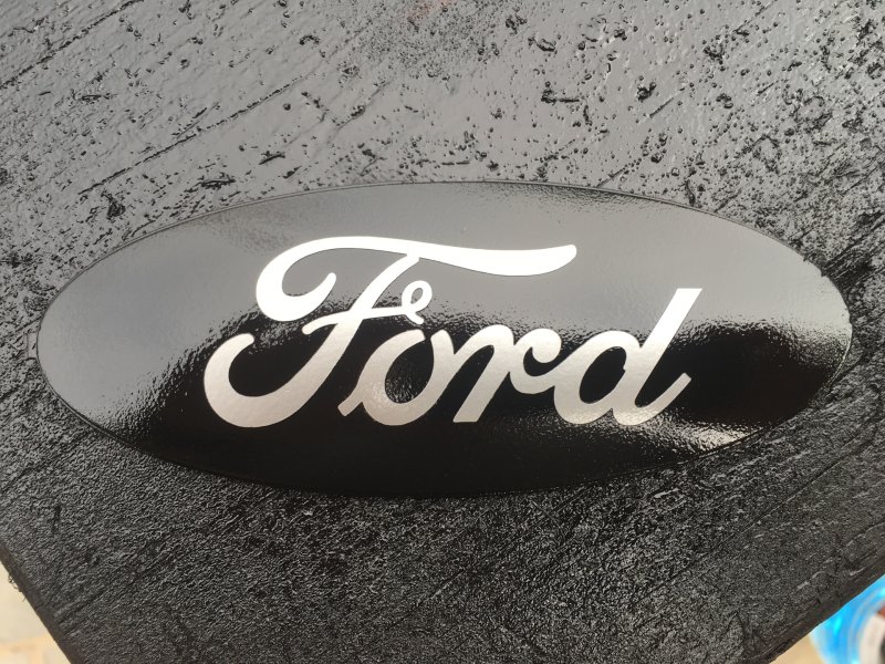 Черный матовый логотип Форд
