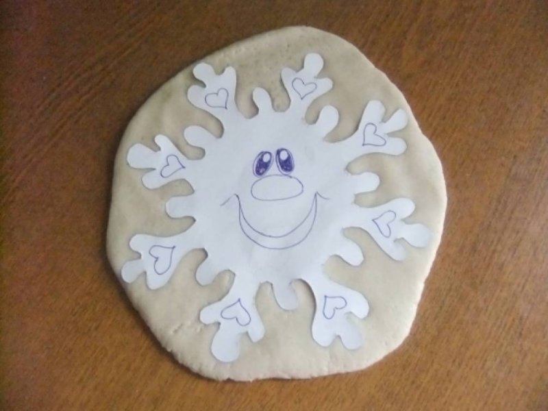 Снежинка из соленого теста