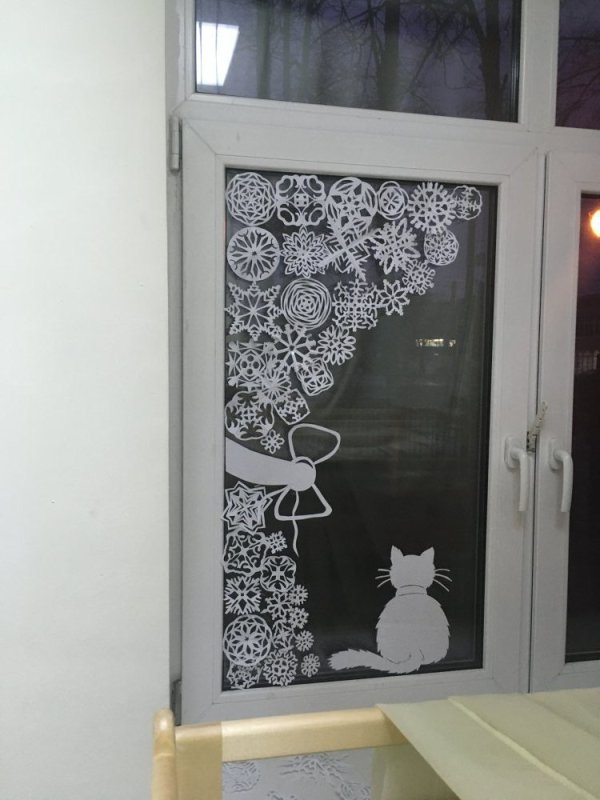 Вытынанка кошка на окошке