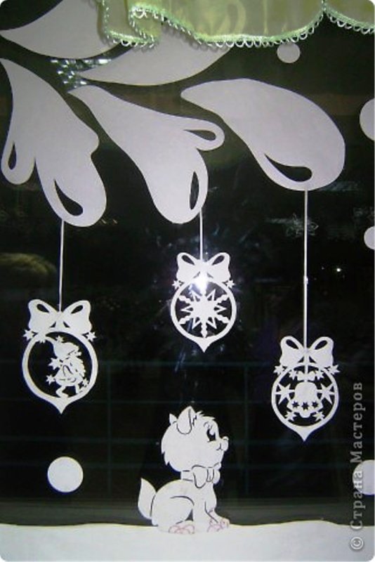 Окна оформленные вытынанками к новому году