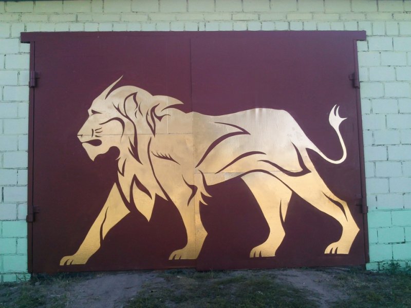 Рисунки на воротах гаража