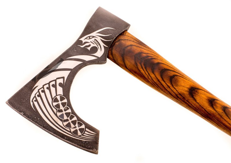 Фигурный топор