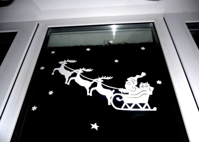 Вырезные украшения на окна