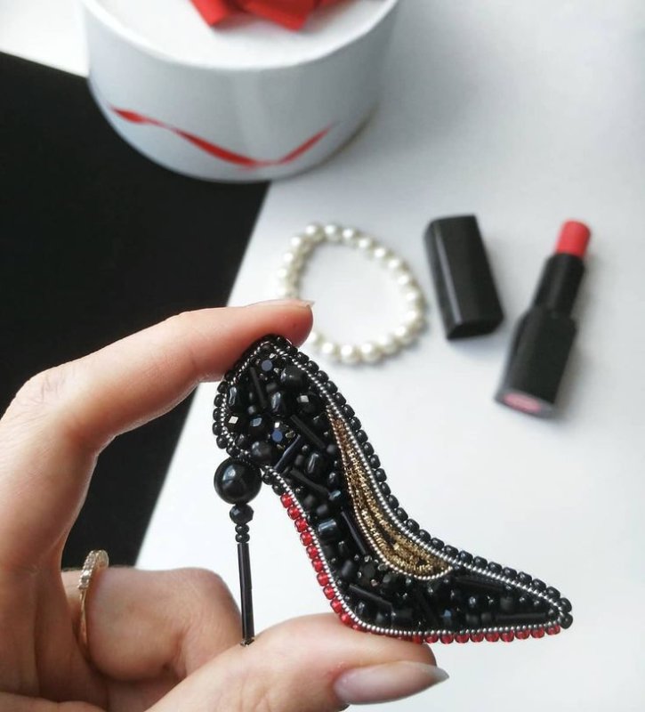 Брошь из бисера туфля