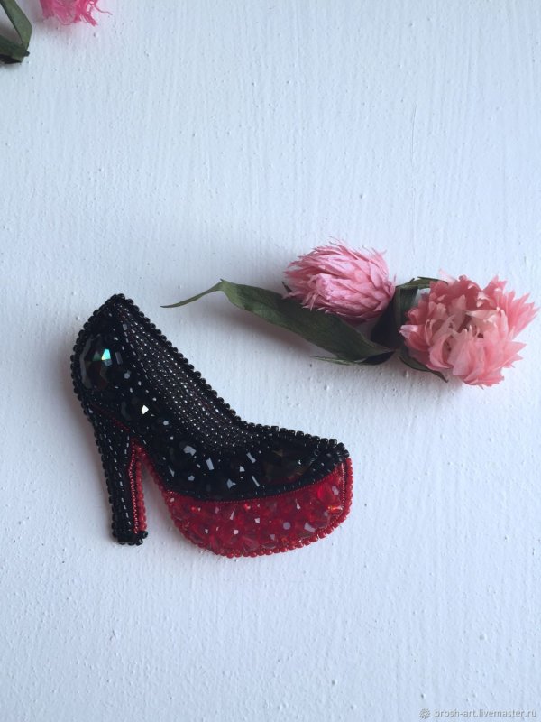 Брошь из бисера туфля