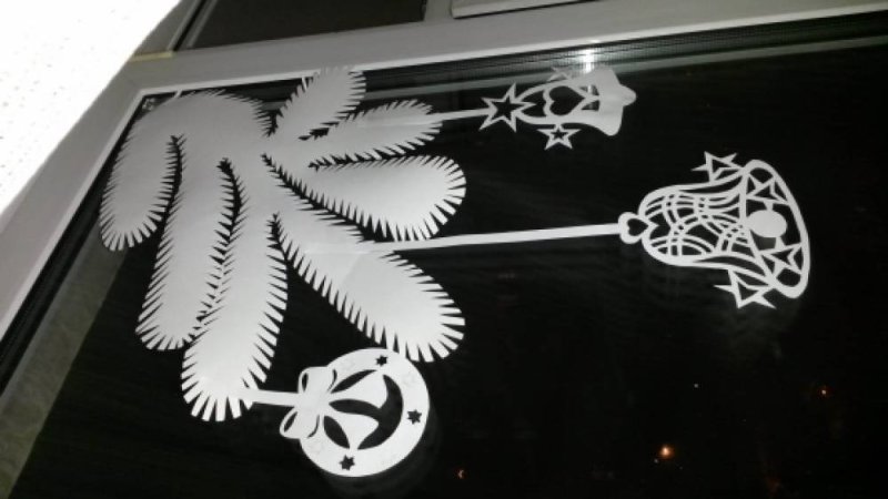 Вытынанки на окна еловые ветки