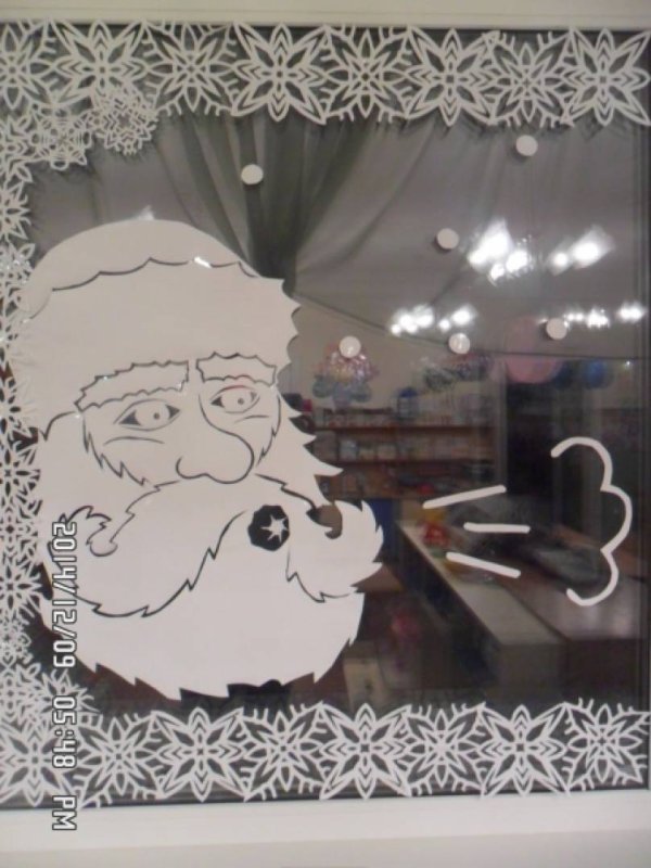 Новогоднее украшение окон в ДОУ по сказке Морозко