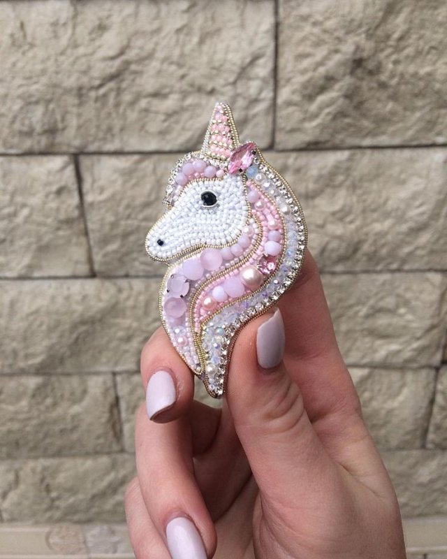 Брошка из бисера Единорог