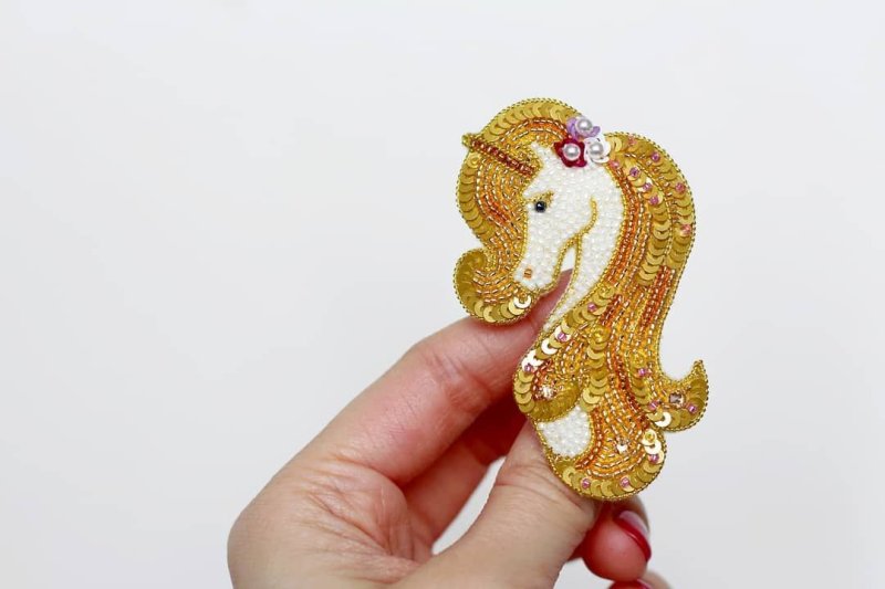 Брошь из пайеток Единорог