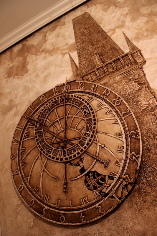 Барельеф с часами на стене