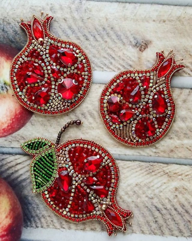 Брошка бисером гранат