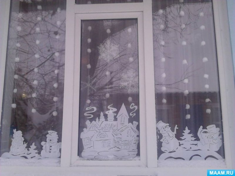 Украшенные окна вытанками зимой