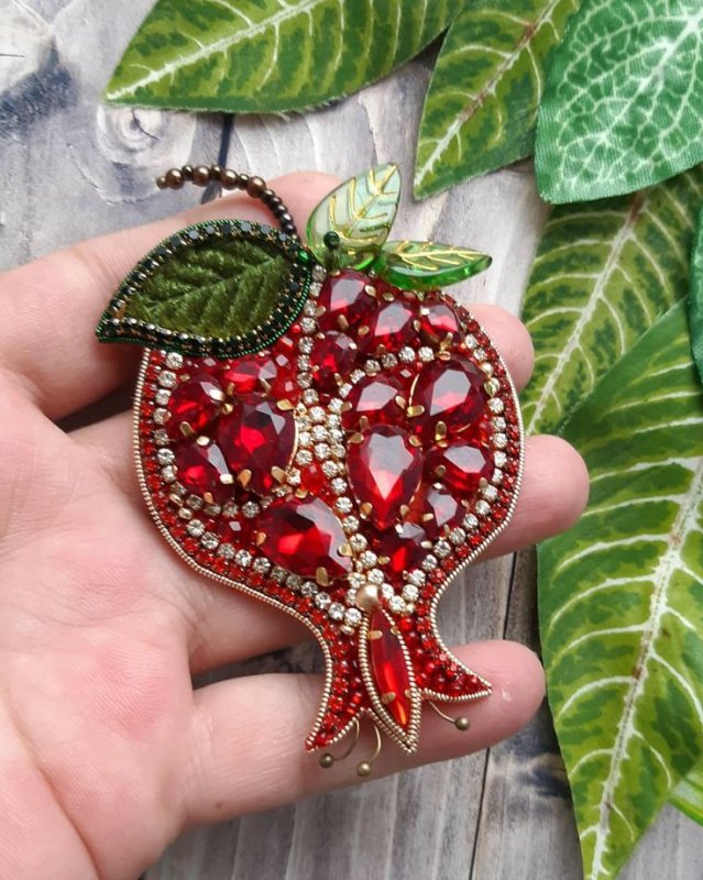 Гранатовая брошь