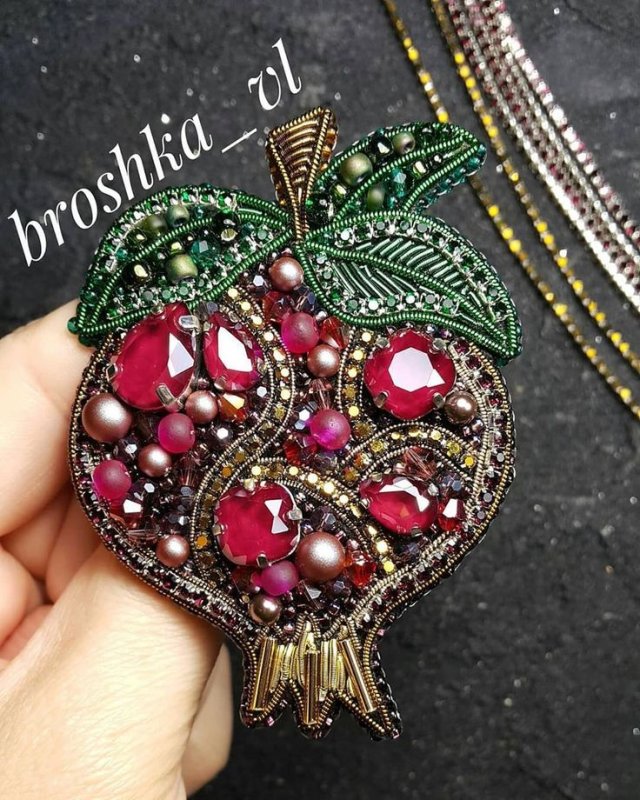 Броши из бисера и камней гранат