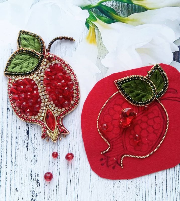 Брошь клубника из бисера