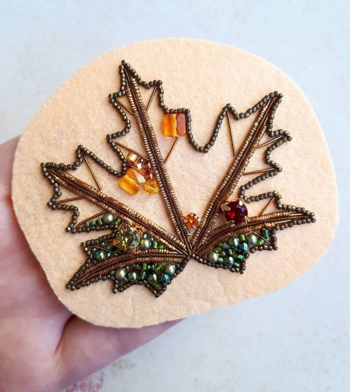 Брошь вышитая листик