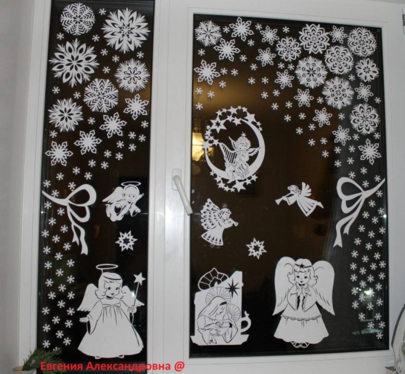 Шторки из снежинок на окне