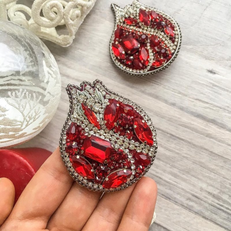 Брошка гранат из бисера