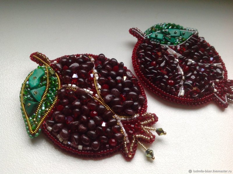 Брошь гранат из бисера на фетре