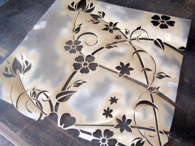 Декор по трафарету на столе