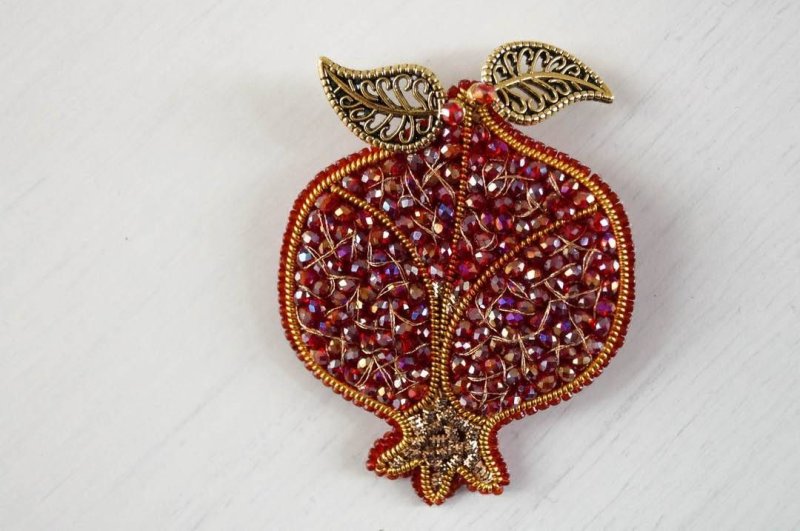 Брошь гранат из бисера на фетре