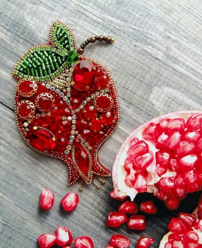Брошка гранат из бисера