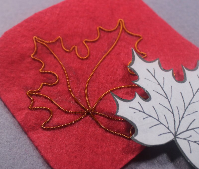 Брошь из фетра кленовый лист
