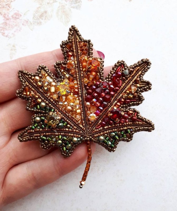 Брошь из бисера листочек