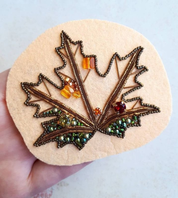 Брошь листик из бисера