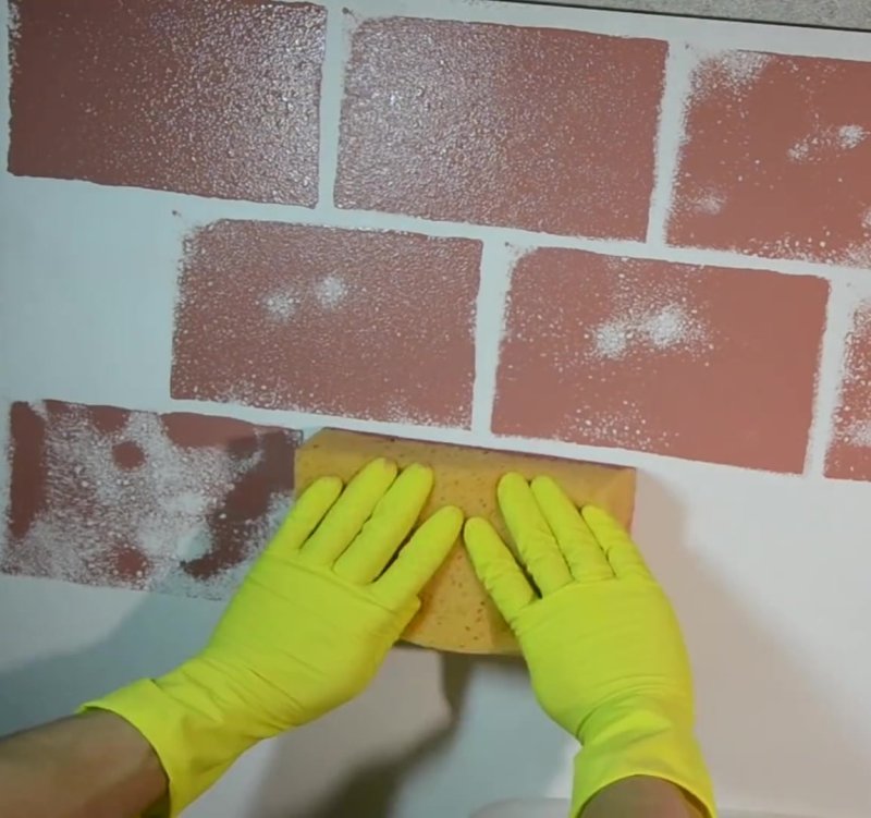 Кирпичи губкой на стене