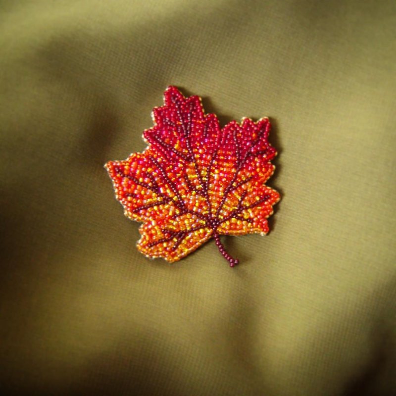 Брошь из бисера осенний лист