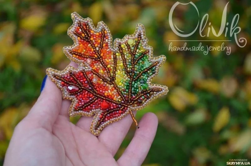 Брошь кленовый лист