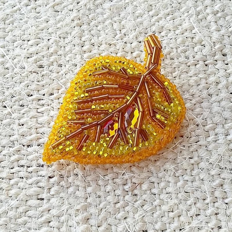 Брошь листик из бисера