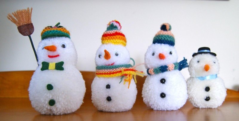 Снеговик из помпонов