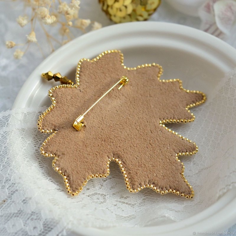 Брошь кленовый лист