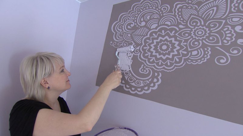 Штукатурка через трафарет на стену
