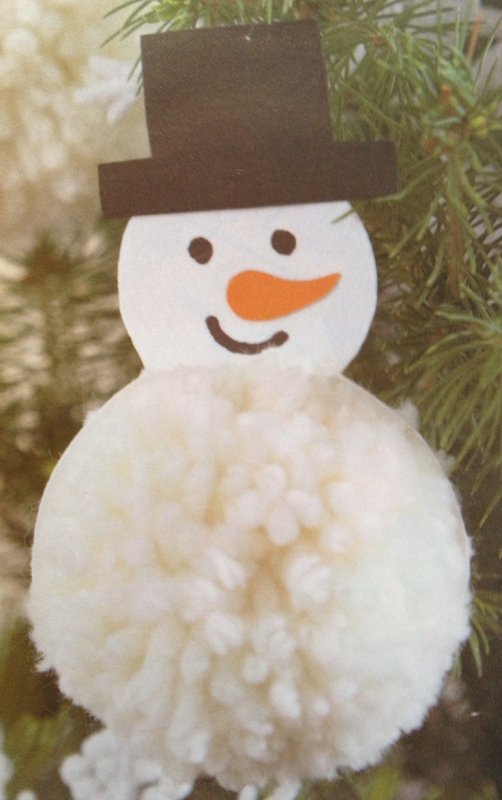 Снеговичок. Поделка из помпонов
