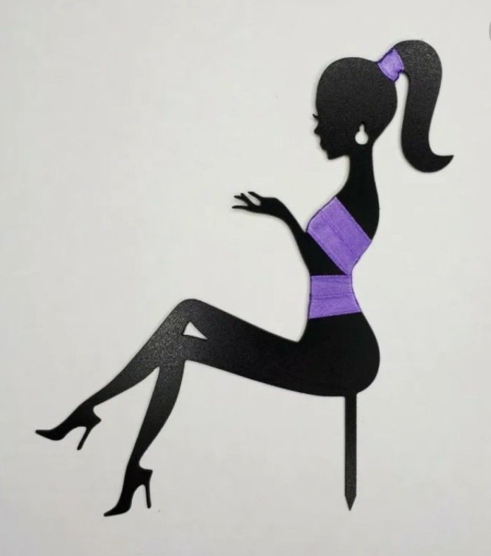 Силуэт сидящей девушки