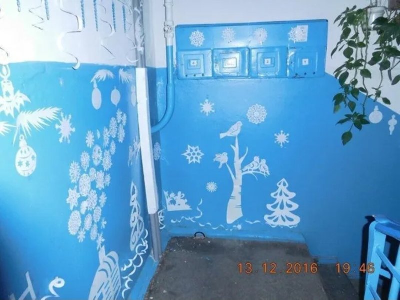 Украсить подъезд к НГ